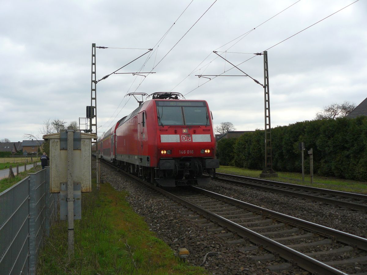 DB Lokomotive 146 018-7 zwischen Emmerich am Rhein und Wesel 17-04-2015.

DB locomotief 146 018-7 tussen Emmerich am Rhein en Wesel 17-04-2015.