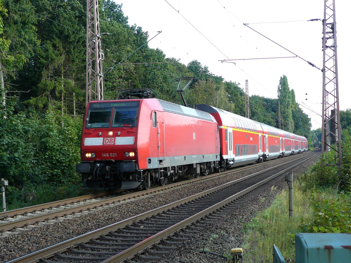 DB Lokomotive 146 021-1 bei Bahnbergang Sonsfeld bei Haldern 12-09-2014.

DB locomotief 146 021-1 bij overweg Sonsfeld bij Haldern 12-09-2014.
