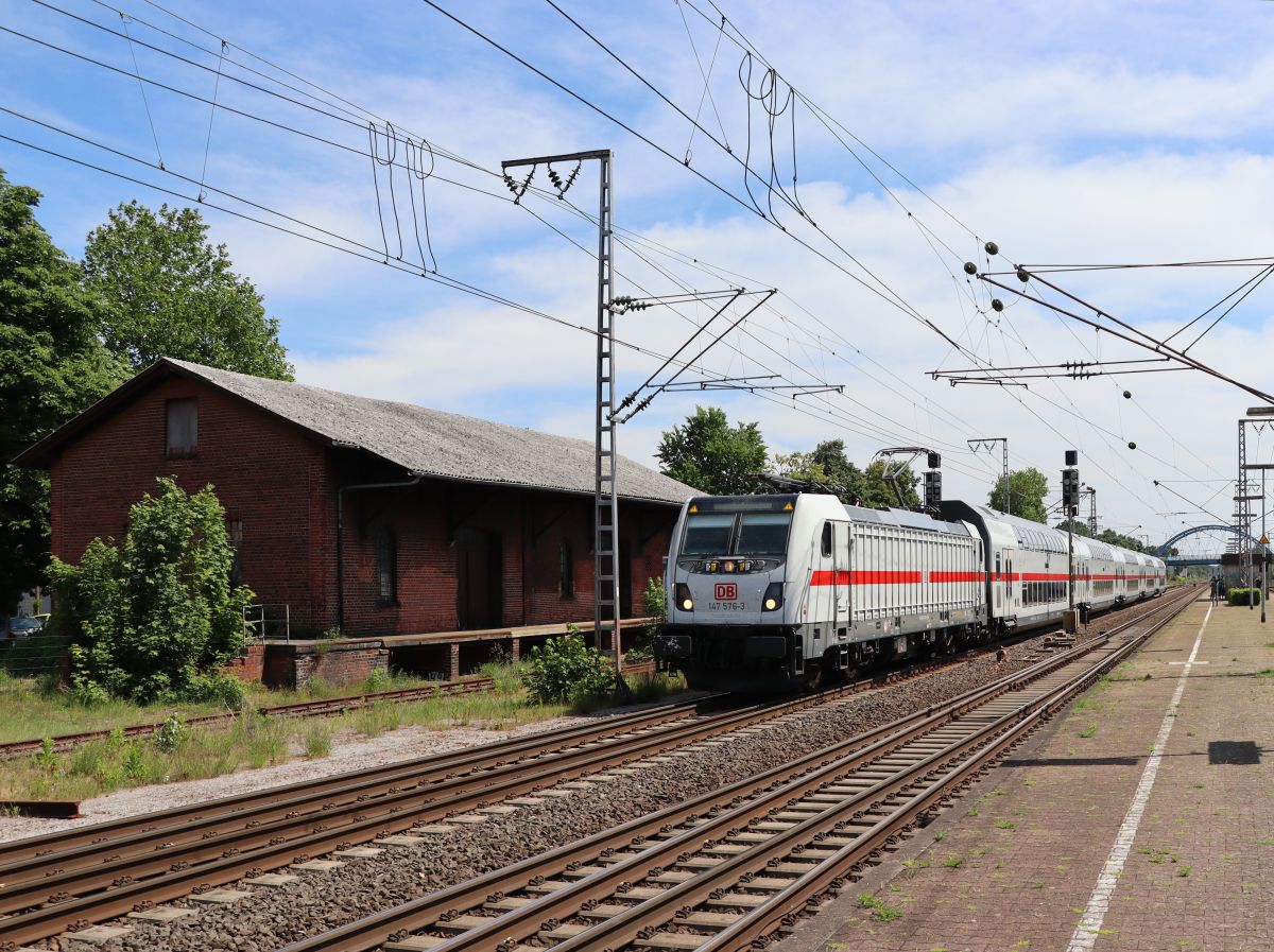 DB Lokomotive 147 576-3 Zuggarnitur 4903 Gleis 4 Bahnhof Salzbergen 03-06-2022.

DB locomotief 147 576-3 met rijtuigstam 4903 spoor 4 station Salzbergen 03-06-2022.