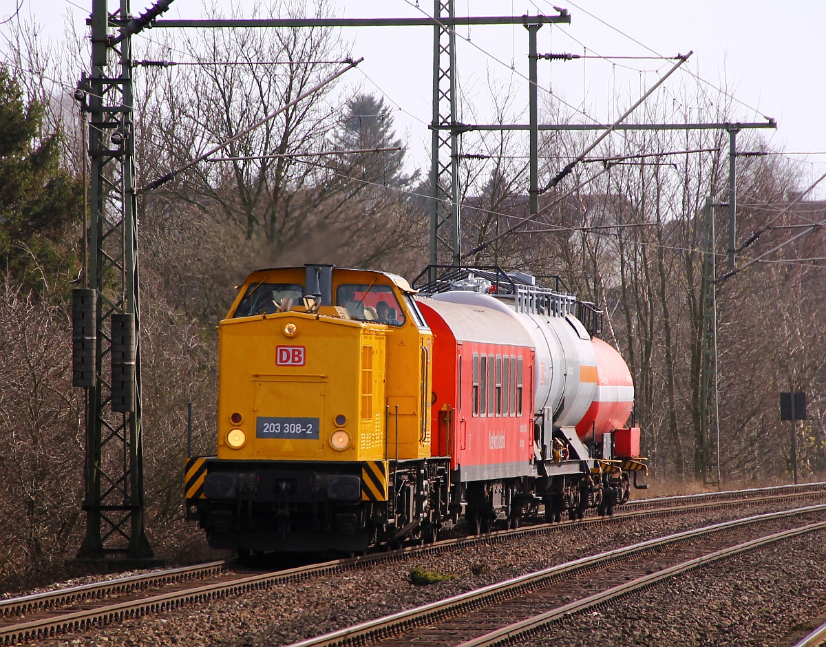 DB Netz 203 308-2 rauscht hier mit hohem Tempo und dem DB Netz Notfalltechnik Gefahrgut Ausbildungszug durch Schleswig. Bei dem Zug handelt es sich um einen Übungszug für Freiwillige und Berufsfeuerwehren, mit ihm können verschiedene Szenarien eines Gefahrgutunfalls am/auf dem Gleis simuliert werden. 14.03.2014