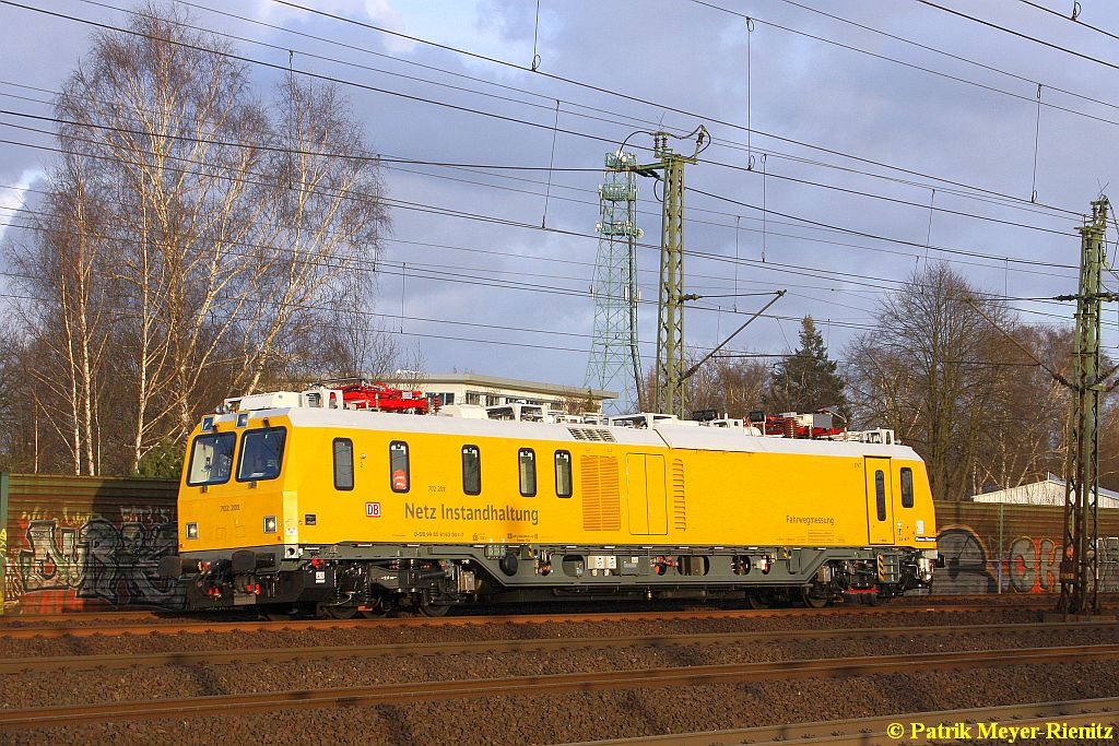 DB Netz 702 201 in Hamburg-Harburg auf dem Weg nach Norden am 01.04.2015