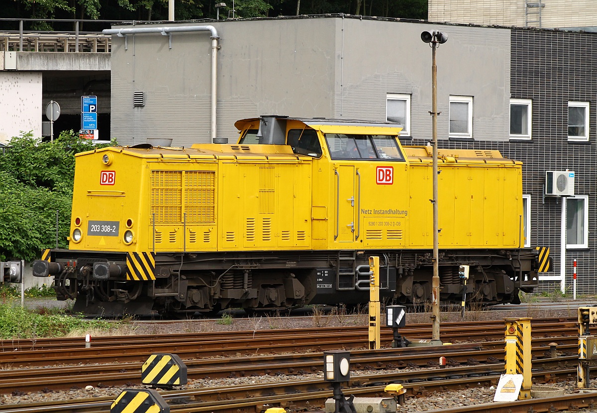 DB Netz Instandsetzung 203 308-2(ex DR 202 791)stand direkt am Stellwerk im Koblenzer Hbf. 16.09.2013