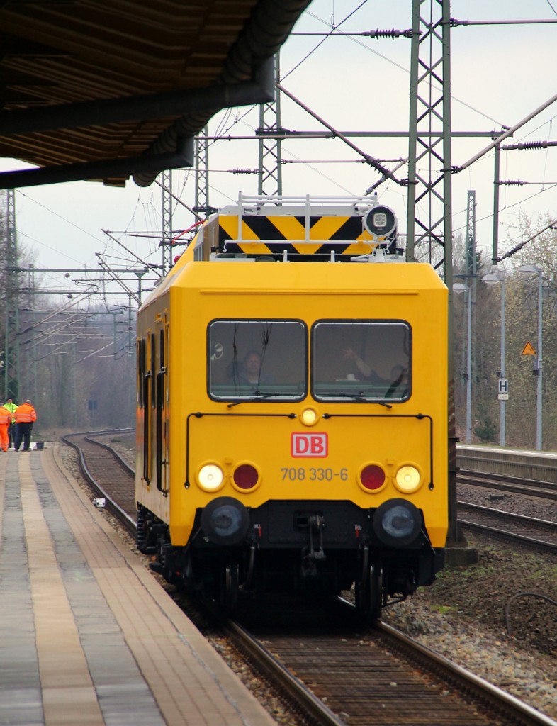 DB Netz Neumünster kam am gestrigen Morgen mit dem 708 330-6 der seit Mitte 2013 nach einer HU in frischem gelb erstrahlt(vorher DR Orange)als NbZ 95593 durch Schleswig gedieselt. Gruß zurück an das freundliche Personal! Schleswig 27.03.2014