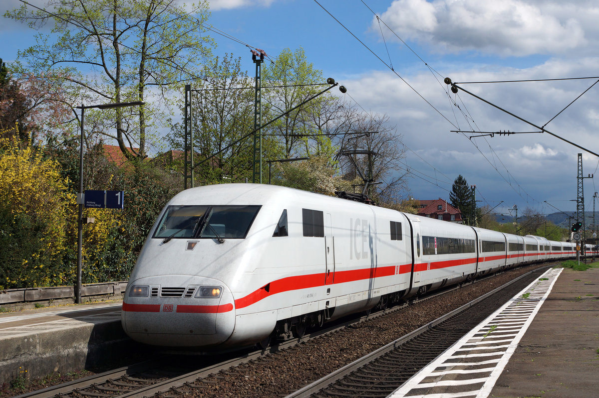 DB: Nicht mehr all zu lange Zeit werden die ICE das historische Bahnhofsgebude Haltingen passieren. Der Abbruch des Bahnhofs und die Sanierung der Strecke sind nmlich schon seit lngerer Zeit geplant und zum Teil bereits in Arbeit. Haltingen 14. April 2016.
Foto: Walter Ruetsch