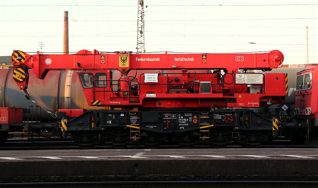 DB Notfalltechnik-Kran  David  (80 80 DB 979 0 010-0, Heimatbhf Wanne-Eickel)eingereiht in einen Notfallzug rollt hier durch den Bhf Neuwied. 29.09.2012