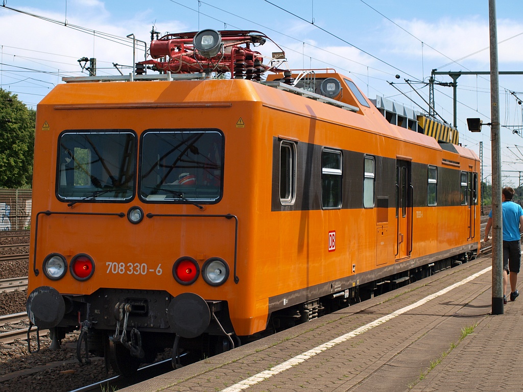 DB ORT 708 330-6 beim Halt in Bahnhof Hamburg-Harburg. 01.06.2011