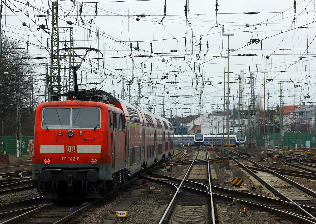 DB Regio AG Nord Braunschweig 111 142-6(REV/LD X/04.02.09, Verl/HBS/06.12.16) verlässt hier mit einem RE Bremen Richtung Süden. 30.01.2016