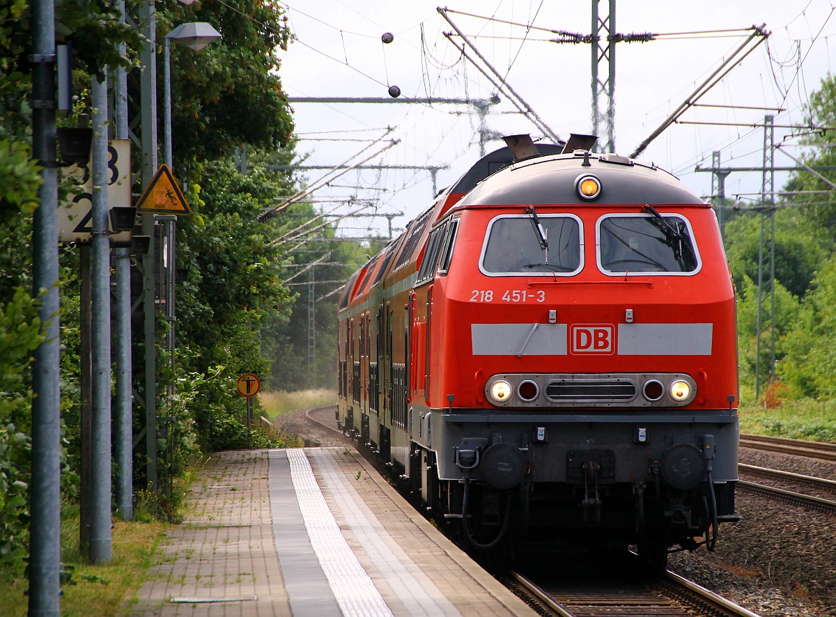 DB Regio Braunschweig 218 451-3 mit der RB nach Husum bei der Einfahrt in Schleswig. Schleswig 21.06.2014