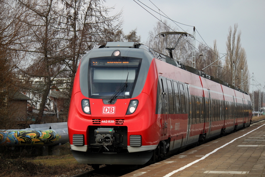 DB Regio Hamster 442 838-9 als S1 von Warnemnde nach Rostock Hbf bei der Einfahrt im Haltepunkt Rostock-Holbeinplatz.14.02.2014