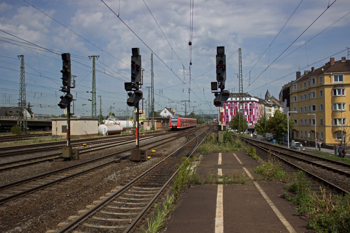 DB Regio hatte am 06.08., an dem für Privatbesucher die Gamescom öffnete als besonderen Service auf der (durch Köln führenden) RB 27 kleinere Zuggarnituren als üblich im Angebot. Nun weiß ich ja nicht, ob jemand aus Rommerskirchen, Bad Honnef oder Neuwied zur Gamescom fuhr, wenn aber tatsächlich, dann möglicherweise mit einem um einen Wagen gekürzten Doppelstockzug, oder mit 425 118, der laut Beklebung bis vor Kurzem noch in Baden-Württemberg zuhause war.