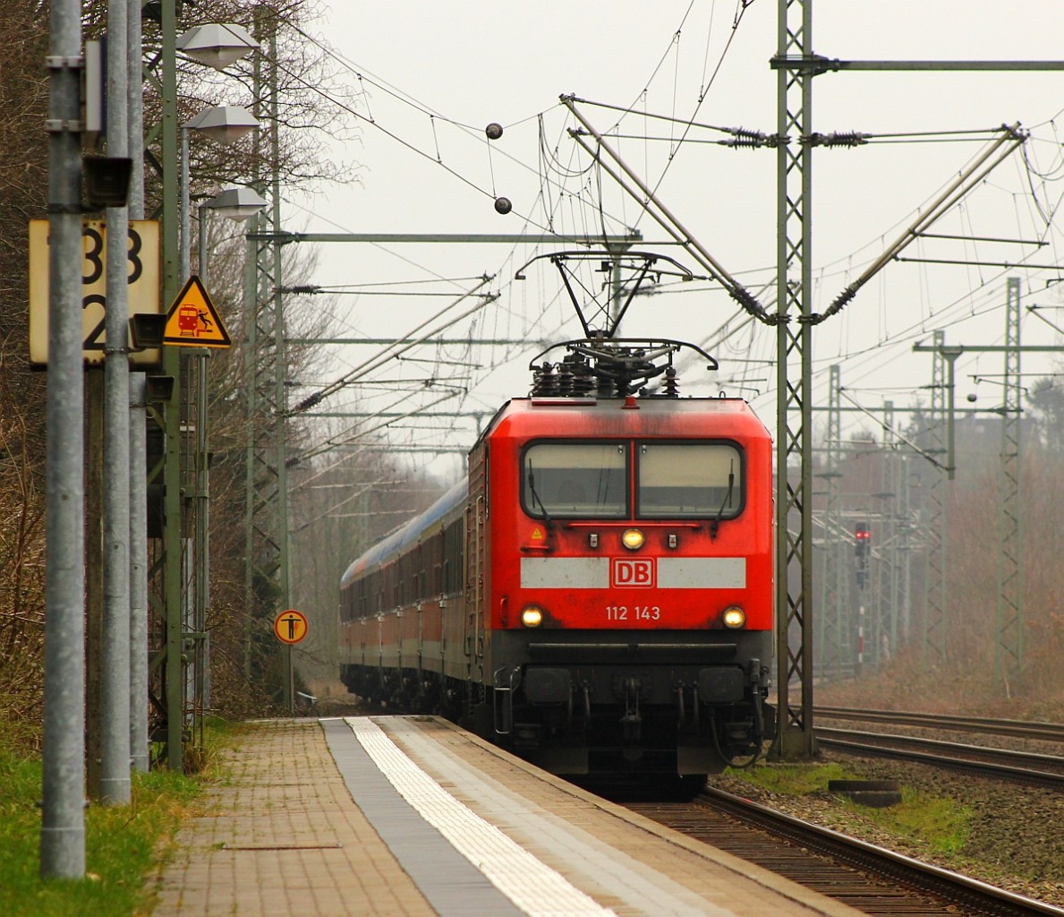 DB Regio Kiel 112 143-3 hat hier mit dem RE 7/SH-Express Einfahrt in Schleswig. 20.03.2015