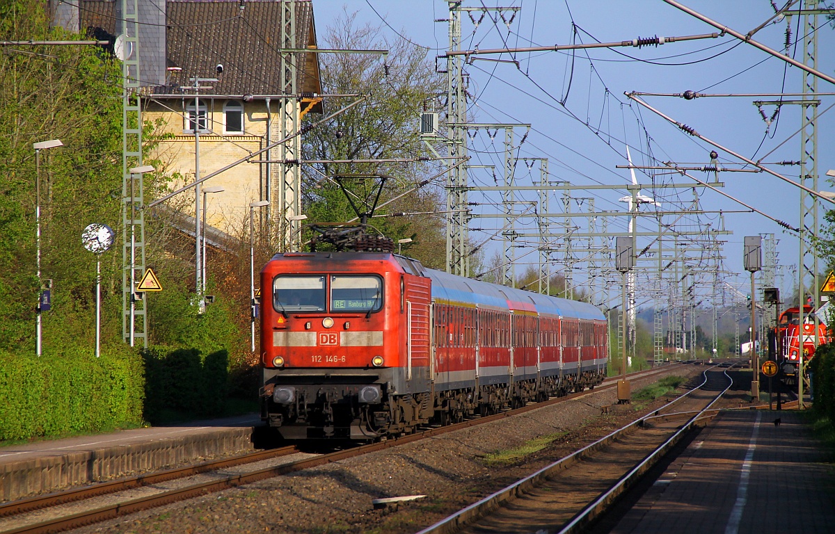 DB Regio Kiel 112 146-6 mit SH-Express nach Hamburg bei der Durchfahrt in Jübek. 25.04.2014