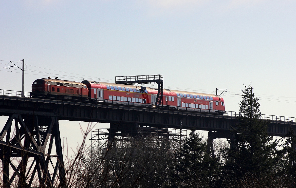 DB Regio Kiel 218 333-3 als Schublok der RB75/RB-D 21269 nach Kiel auf der Rendsburger Hochbrücke. 08.03.2015