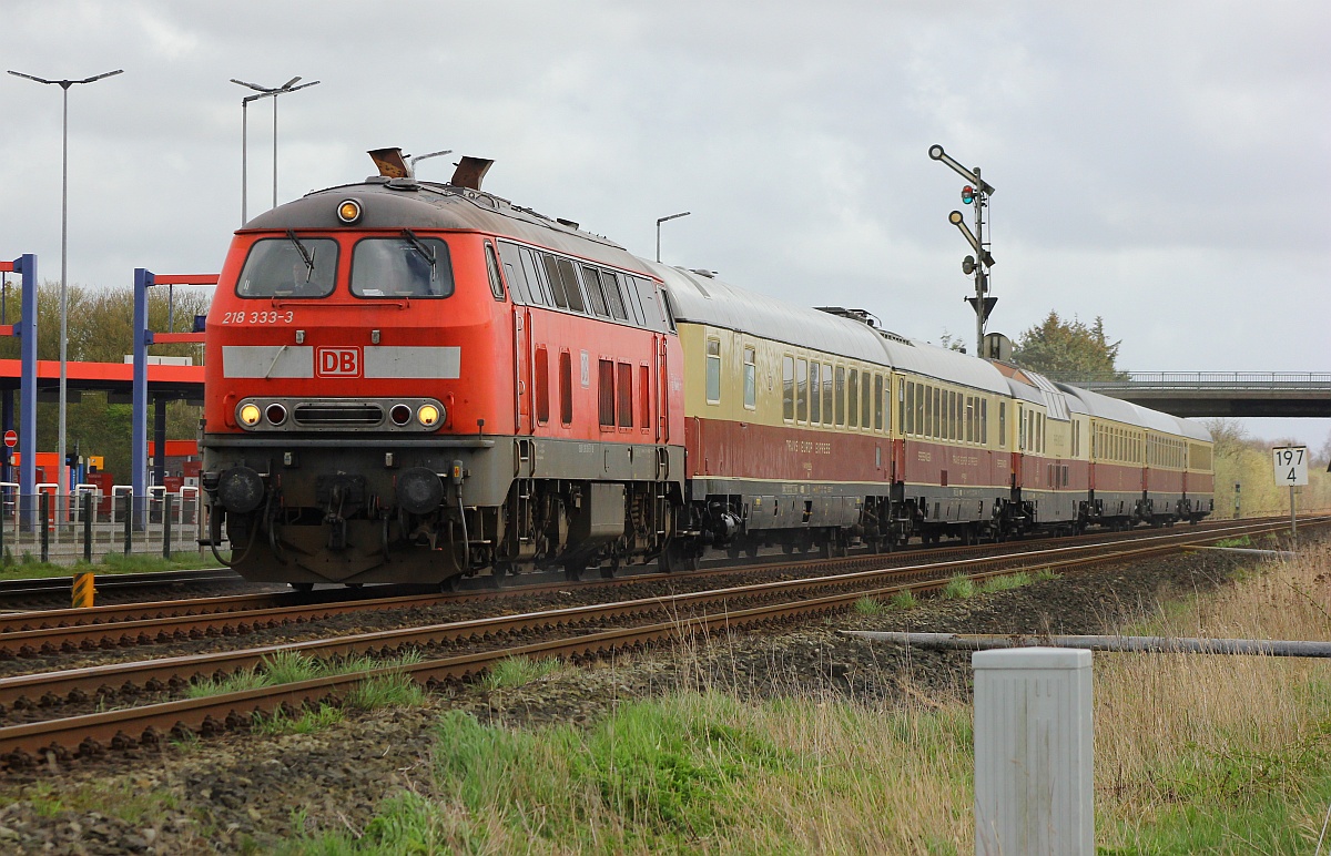 DB Regio Kiel 218 333-3 mit dem AKE(ARmh217 56 80 85-92 151-4, WRmz135.0 56 80 88-95 001-5, ADmh101 56 80 81-90 004-1, Avmz111.0 56 80 19-94 065-5, Avmz111.0 56 80 19-94 005-1, Apmz121.2 56 80 18-95 001-0,  nach Westerland. Niebüll 19.04.2016