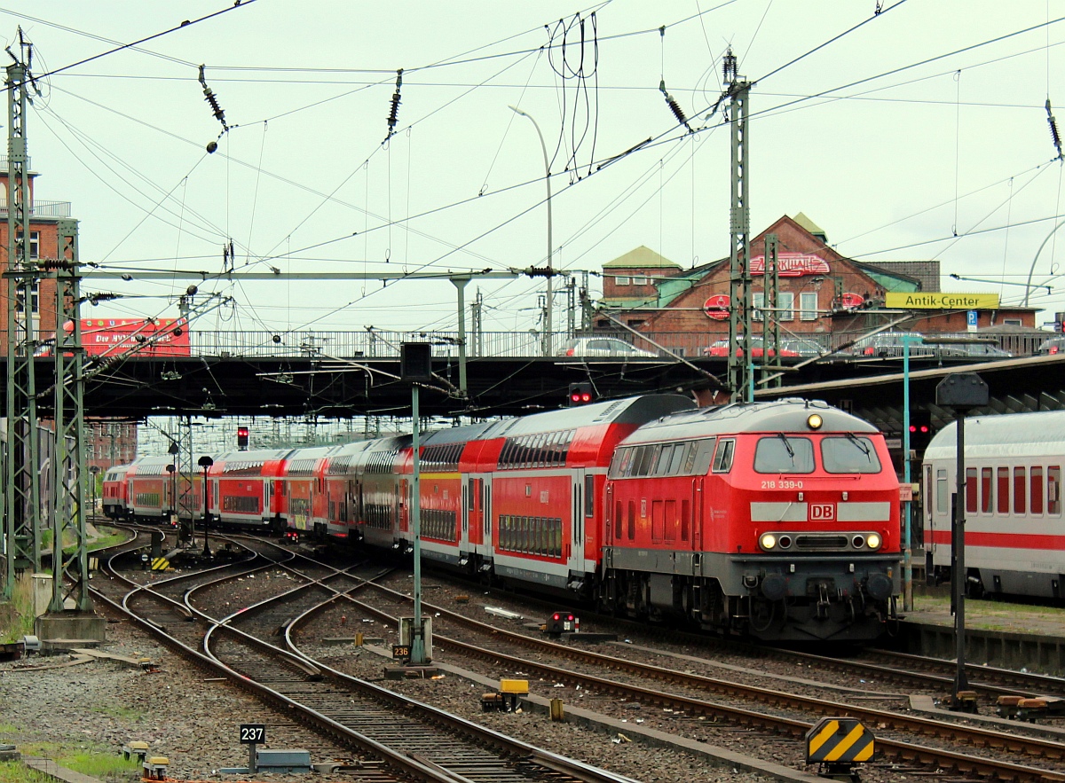 DB Regio Kiel 218 339-0 und Schublok 218 413-3 stellen den Strandexpress bereit. HH-Hauptbahnhof 05.05.2012