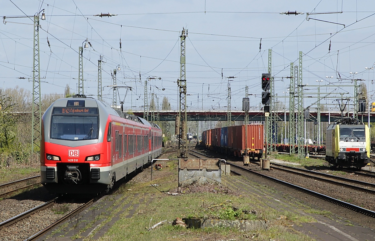 DB Regio setzt die Flirt 3 XL (Baureihe 1428) auf der RE-Linie 42 von Mönchengladbach nach Münster ein, auf der Fahrt in die Gegenrichtung erreichen 1428 510 und ein weiterer 1428 am 22.04.2021 Duisburg-Rheinhausen