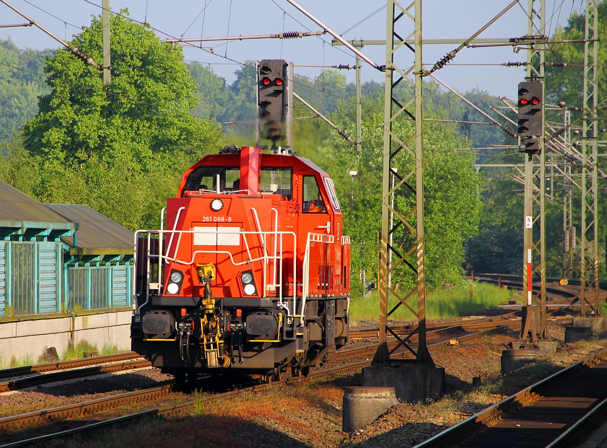 DB Schenker 261 098-8 brachte ein paar leere Wagen zwecks Holzverladung nach Jübek und ist hier auf dem Rückweg nach Neumünster. Schleswig 20.05.2014