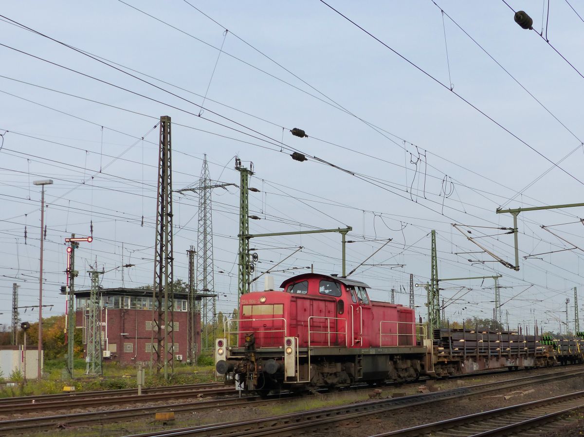 DB Schenker Diesellok 294 906-3 Gterbahnhof Oberhausen West 30-10-2015.

DB Schenker dieselloc 294 906-3 goederenstation Oberhausen West 30-10-2015.