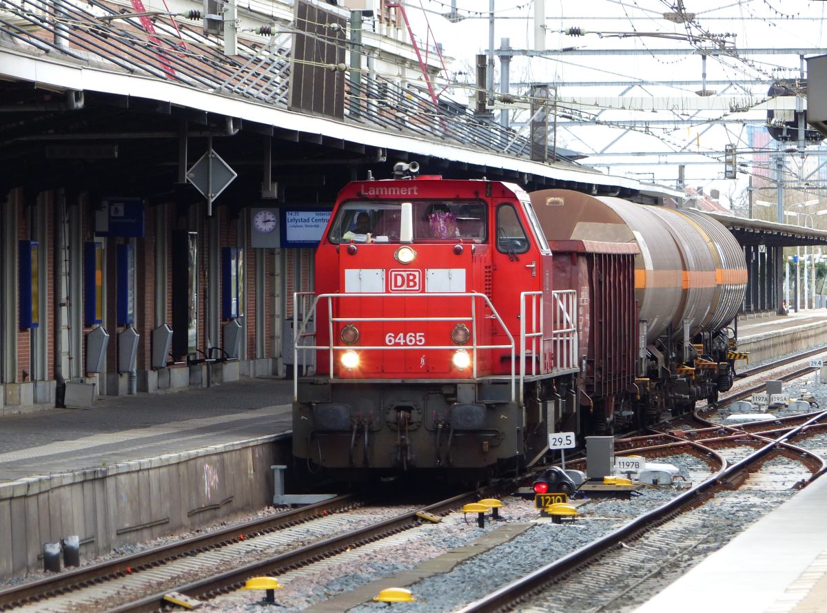 DB Schenker Diesellok 6465  Lammert  Gleis 1 in Dordrecht, 07-04-2016.

DB Schenker dieselloc 6465  Lammert  met een korte goederentrein spoor 1 Dordrecht, 07-04-2016.