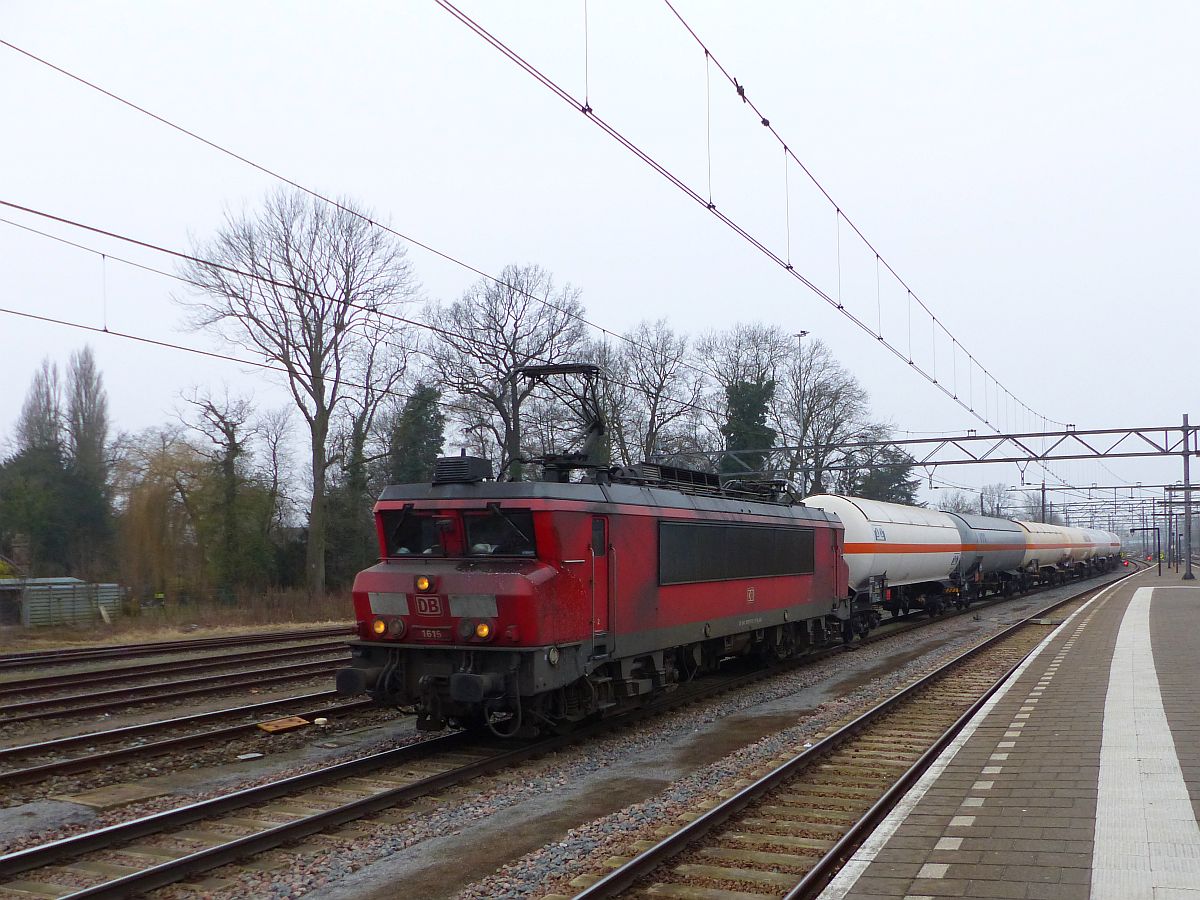 DB Schenker loc 1615 mit Gterzug. Gleis 6 Dordrecht 16-02-2017.

DB Schenker loc 1615 met een goederentrein. Spoor 6 Dordrecht 16-02-2017.