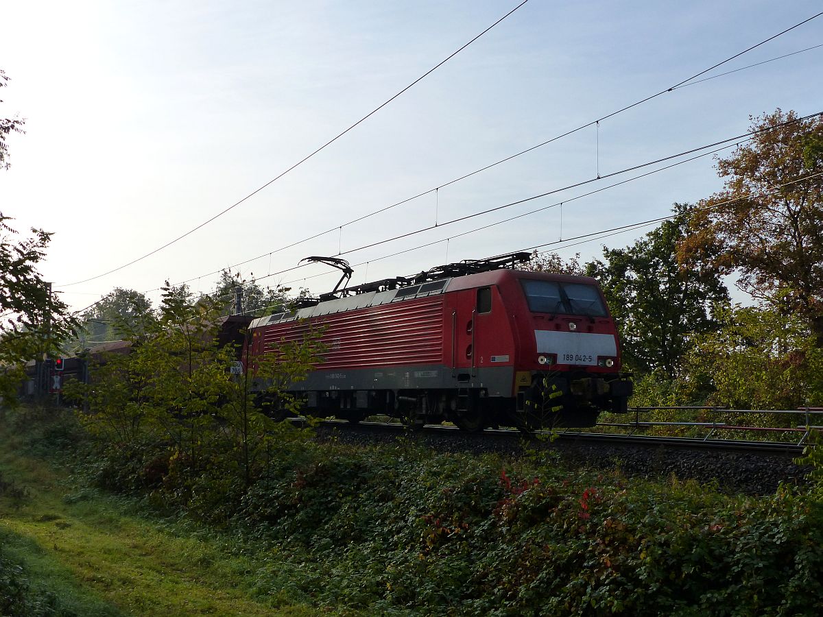 DB Schenker loc 189 042-5 in Herbstnebel bei Bahnbergang Haagsche Strasse, Elten, Deutschland 30-10-2015.

DB Schenker loc 189 042-5  in de mist bij de overweg Haagsche Strasse, Elten, Duitsland 30-10-2015.