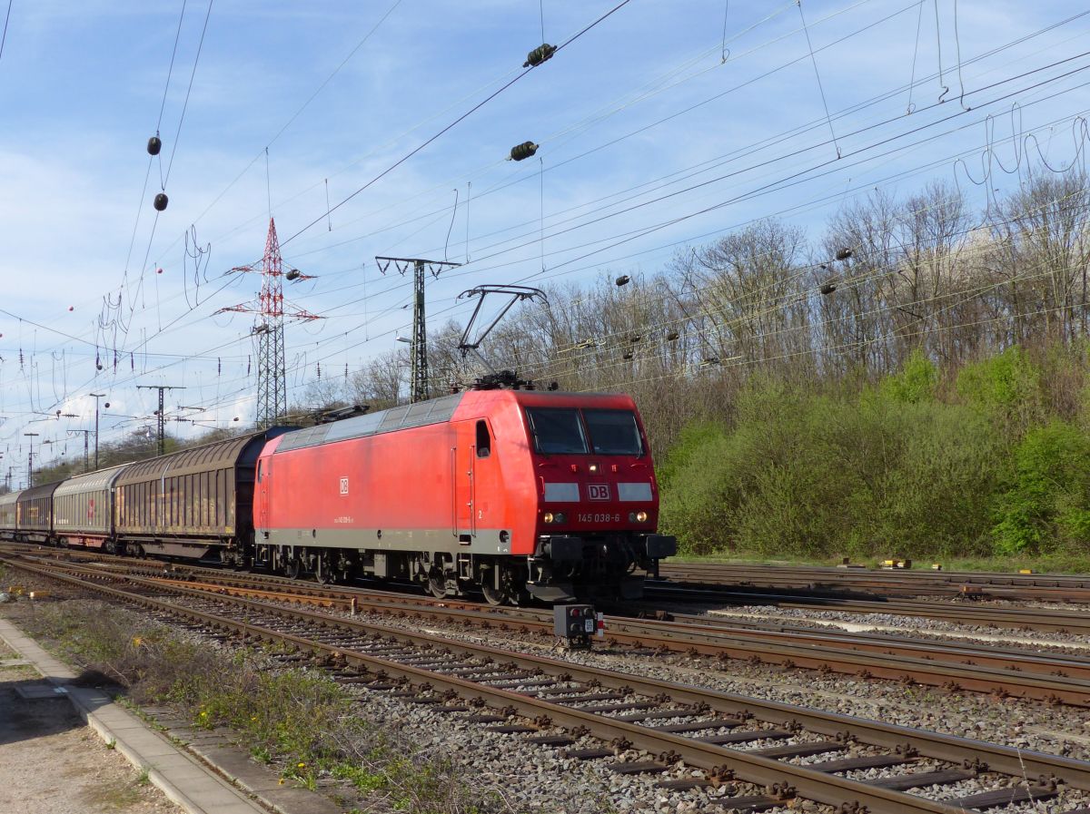 DB Schenker Lok 145 038-6 Rangierbahnhof Kln Gremberg 31-03-2017.

DB Schenker loc 145 038-6 rangeerstation Keulen Gremberg 31-03-2017.