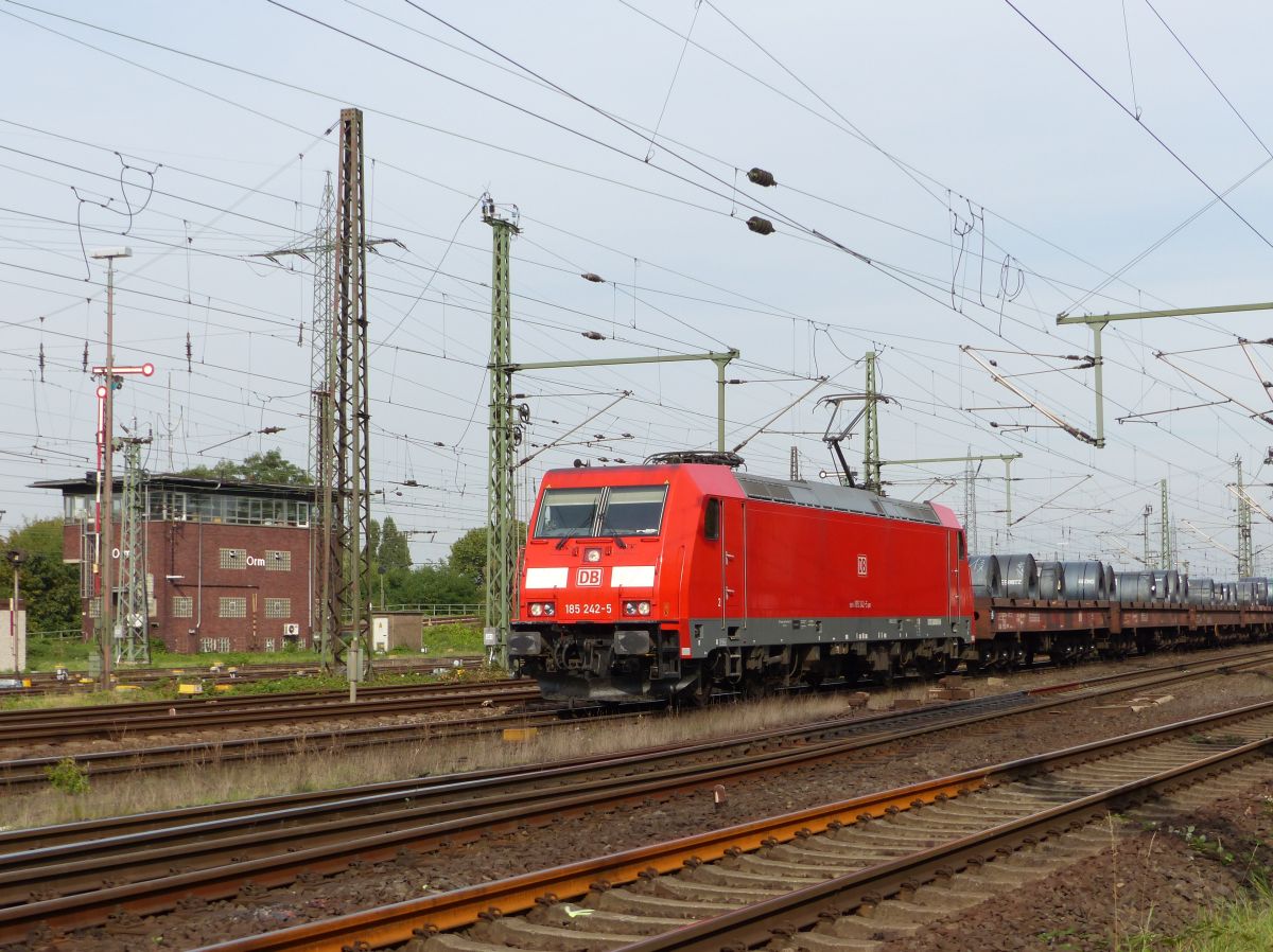 DB Schenker Lok 185 242-5 Gterbahnhof Oberhausen West 22-09-2016.

DB Schenker loc 185 242-5 goederenstation Oberhausen West 22-09-2016.