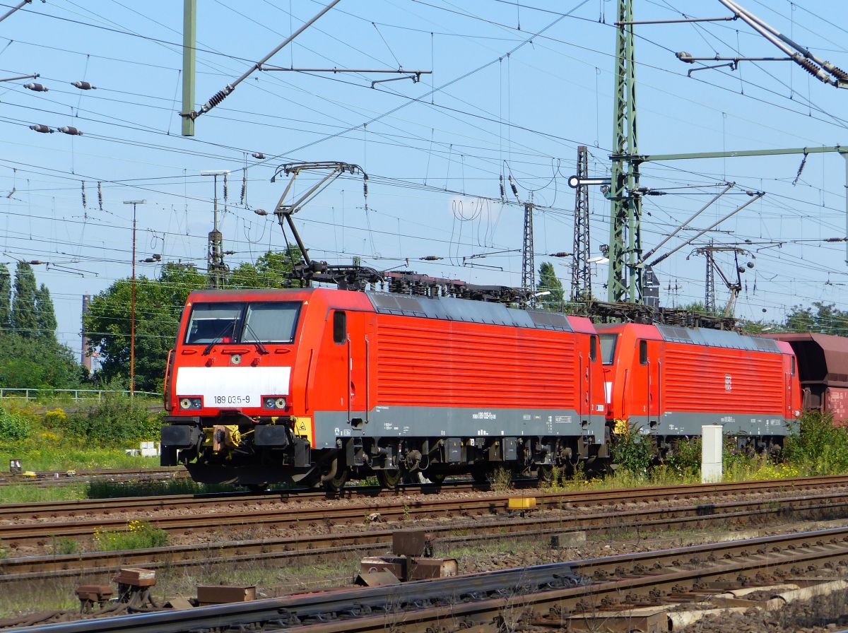 DB Schenker Lok 189 035-9 mit Schwesterlok, Oberhausen West 11-09-2015.

DB Schenker locomotief 189 035-9 met zusterlocomotief, Oberhausen West 11-09-2015.