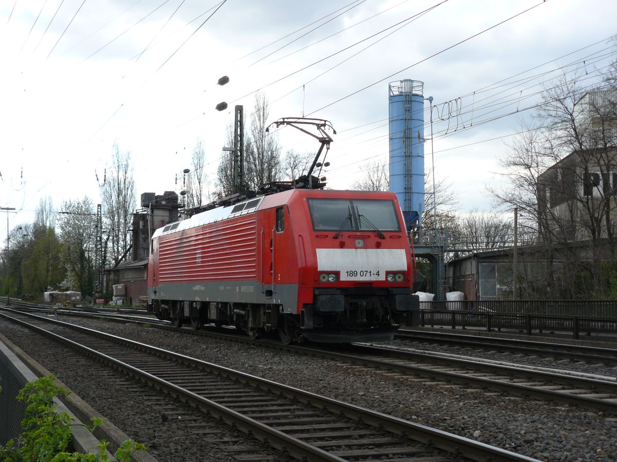 DB Schenker Lok 189 071-4 Oberhausen West 17-04-2015.

DB Schenker loc 189 071-4 Oberhausen West 17-04-2015.