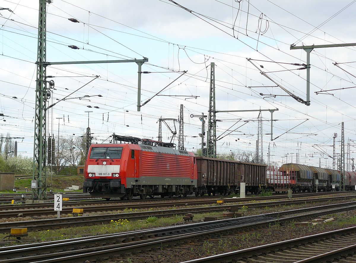 DB Schenker Lok 189 081-3, Oberhausen West 17-04-2015.

DB Schenker locomotief 189 081-3 met een goederentrein. Oberhausen West 17-04-2015.