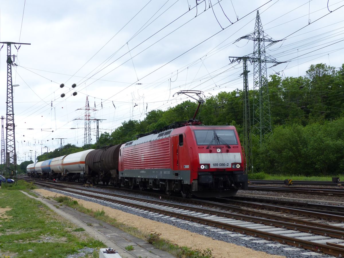 DB Schenker Lok 189 086-2 Rangierbahnhof Gremberg, Porzer Ringstrae, Kln 20-05-2016.

DB Schenker loc 189 086-2 met een korte goederentrein rangeerstation Gremberg, Porzer Ringstrae, Keulen 20-05-2016.