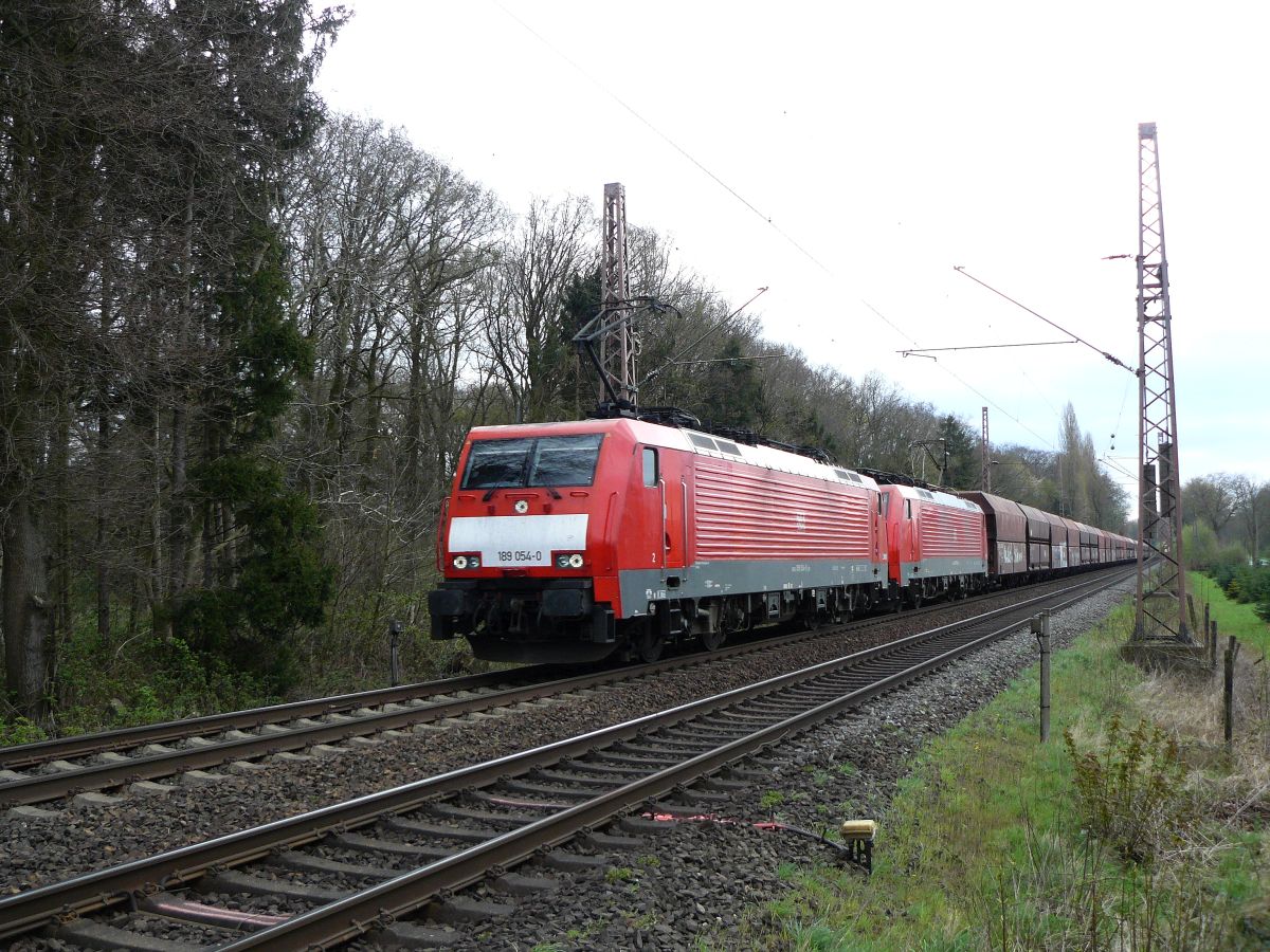 DB Schenker Lokomotive 189 054-0 zwischen Emmerich am Rhein und Wesel 17-04-2015.

DB Schenker locomotief 189 054-0 tussen Emmerich am Rhein en Wesel 17-04-2015.