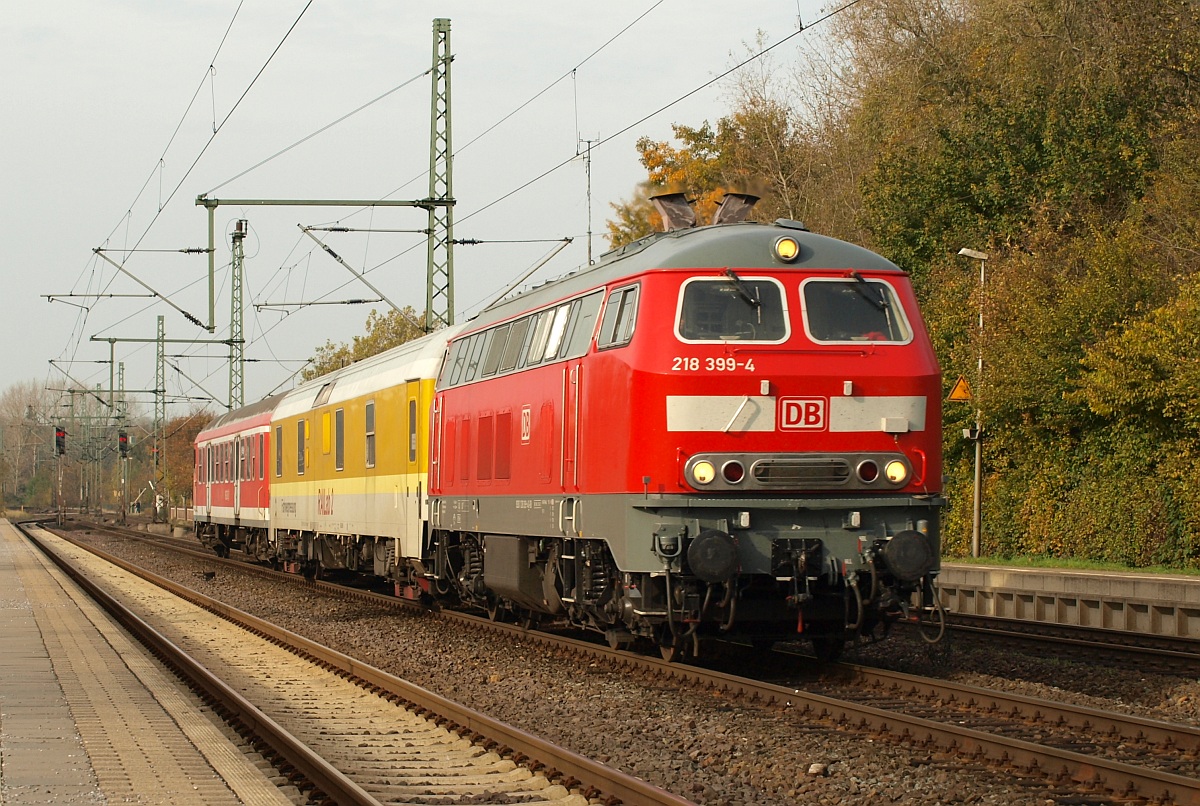 DB Systemtechnik/Netze 218 399-4 mit dem RailLab 2 und einem Steuerwagen auf Messfahrt. Schleswig 27.10.2011