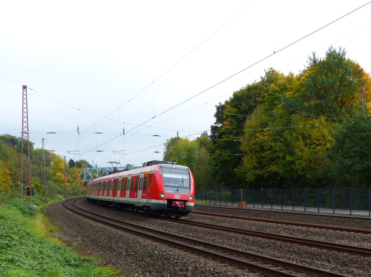 DB Triebzug 422 084-4 und 422 579-3 Winkhauser Talweg, Mülheim an der Ruhr 13-10-2017.

DB treinstel 422 084-4 en 422 579-3 Winkhauser Talweg, Mülheim an der Ruhr 13-10-2017.