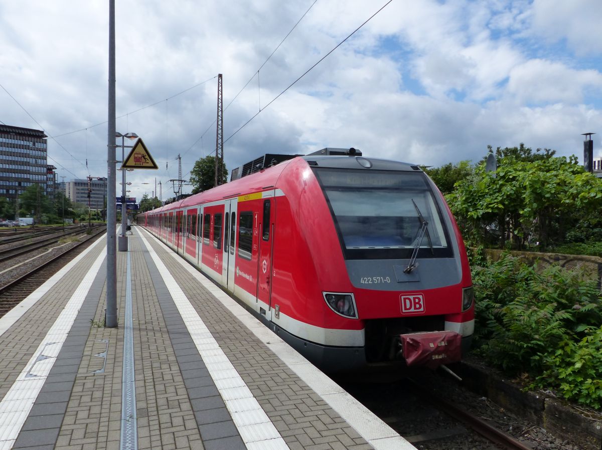 DB Triebzug 422 571-0 Gleis 1 Bahnhof Düsseldorf-Rath 09-07-2020.

DB treinstel 422 571-0 station spoor 1 Düsseldorf-Rath 09-07-2020.