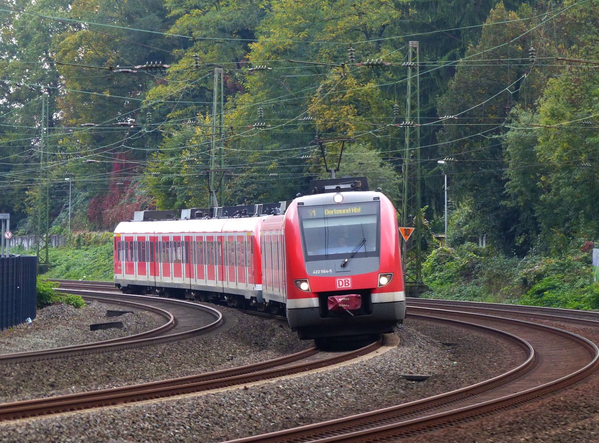 DB TW 422 564-5 Mlheim an der Ruhr 13-10-2017.

DB treinstel 422 564-5 Mlheim an der Ruhr 13-10-2017.