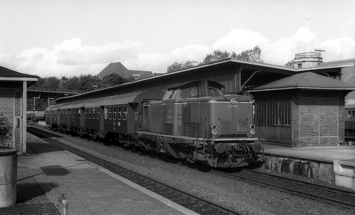 DB V 100 2028(212 028-5) Flensburg Bahnhof 23.09.1982