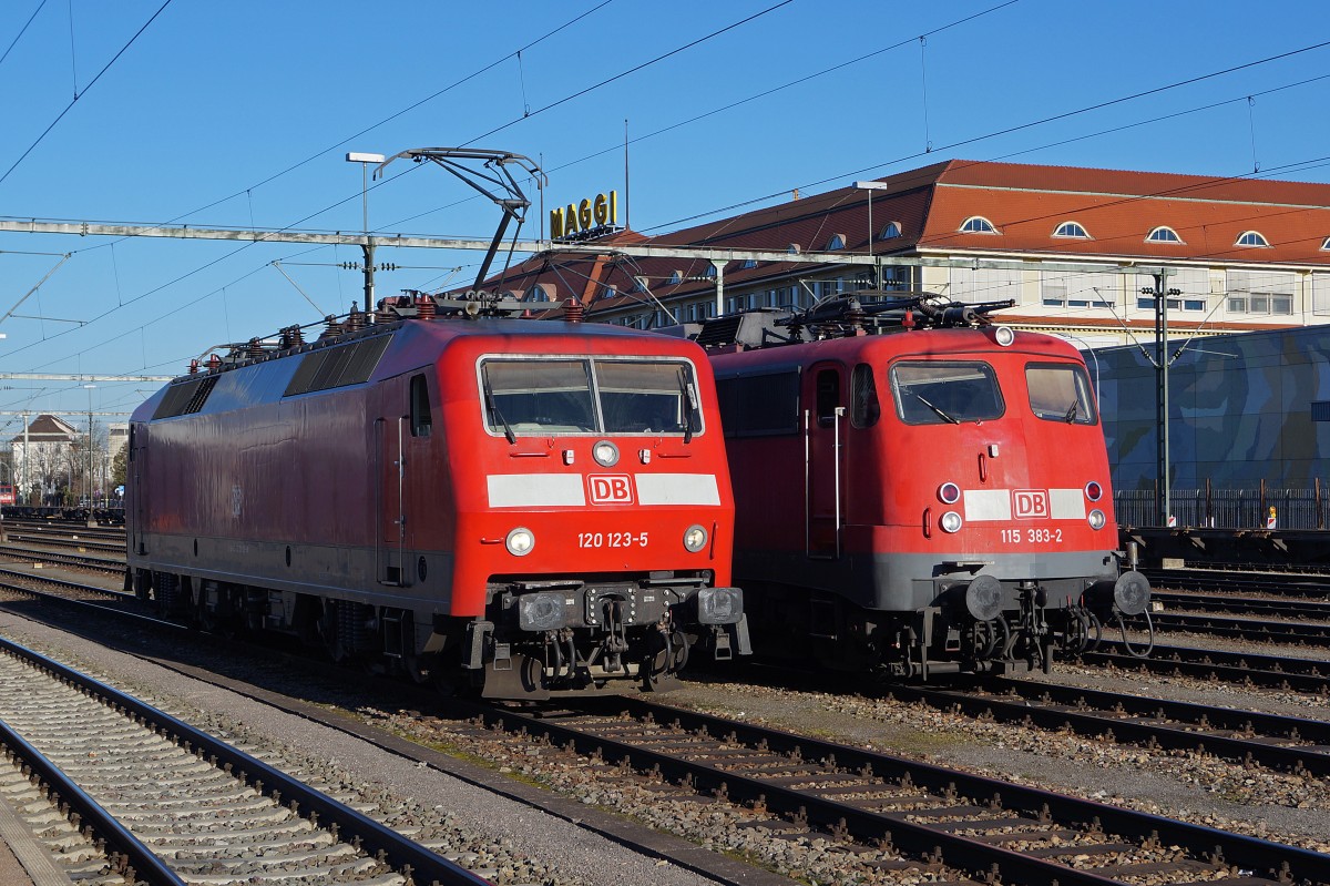 DB: Zusammentreffen der beiden Altbaulokomotiven 120 123-5 und 115 383-2 in Singen am 20. Februar 2015.
Foto: Walter Ruetsch
