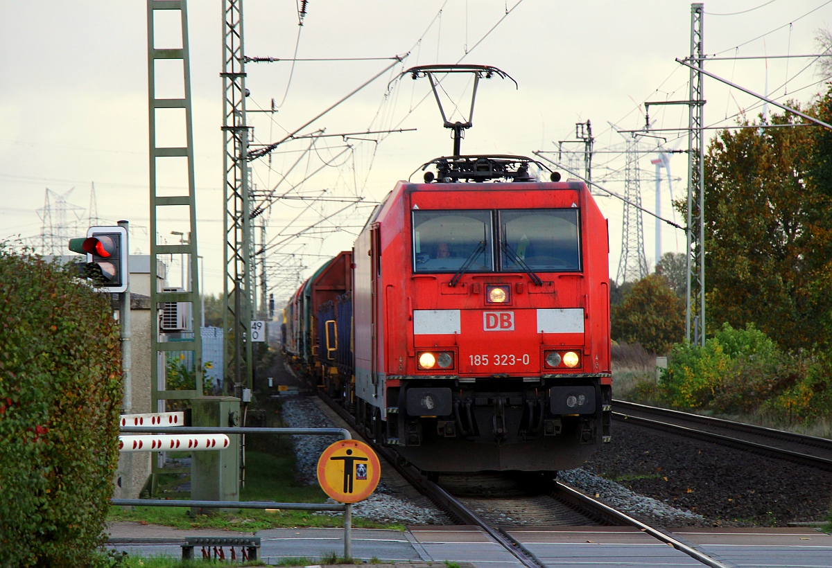 DBCSC 185 323-0 mit Mischer auf dem Weg nach Dänemark. Jübek Bü 25.10.2022