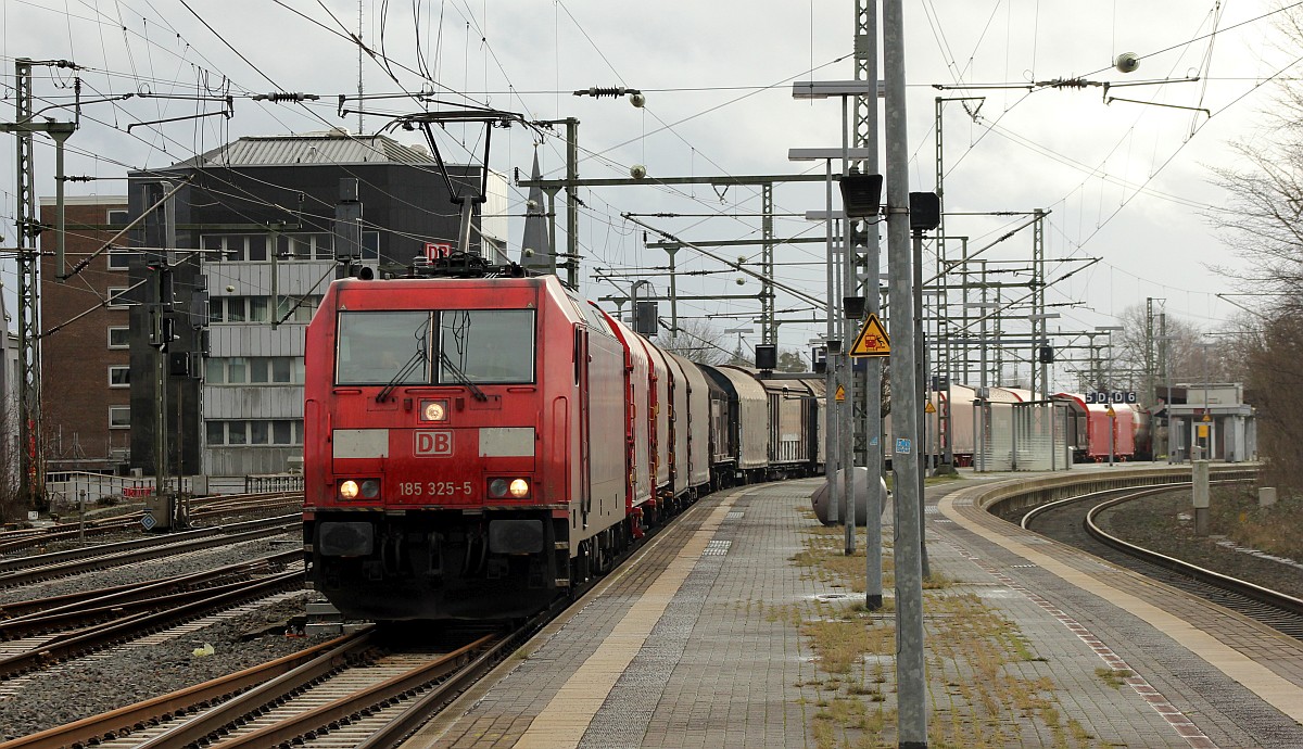 DBCSC 185 325 durchfährt hier den Bhf Neumünster mit einem langen Mischer am Haken. 25.02.2020