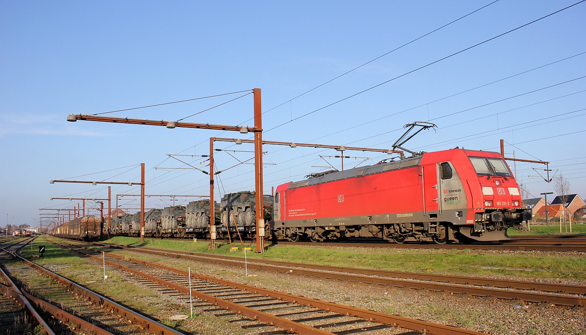 DBCSC 185 331-3(REV/LD X/24.05.16) mit Militärzug der holländischen Armee aufgenommen in Padborg/DK. 17.11.18