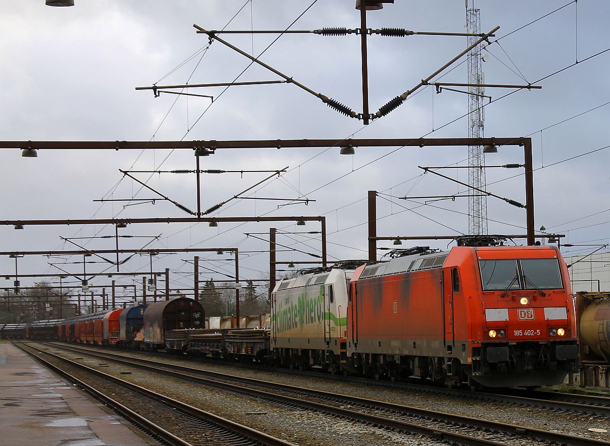 DBCSC 185 402-5 + 185 326-3 fährt mit sehr langem Röhrenzug in Pattburg ein, 31.01.2023