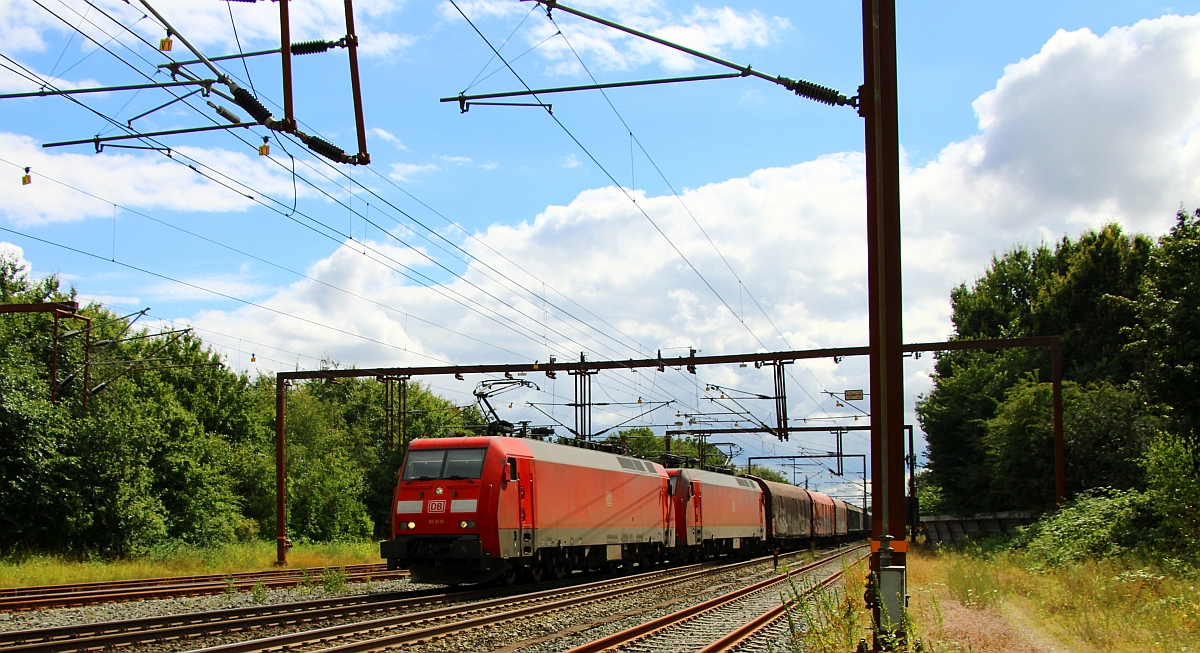 DBCSC EG Doppel mit der fhrenden EG 3110 und langem Gterzug aus Pattburg kommend auf dem Weg nach Norden. Tinglev 08.08.2022