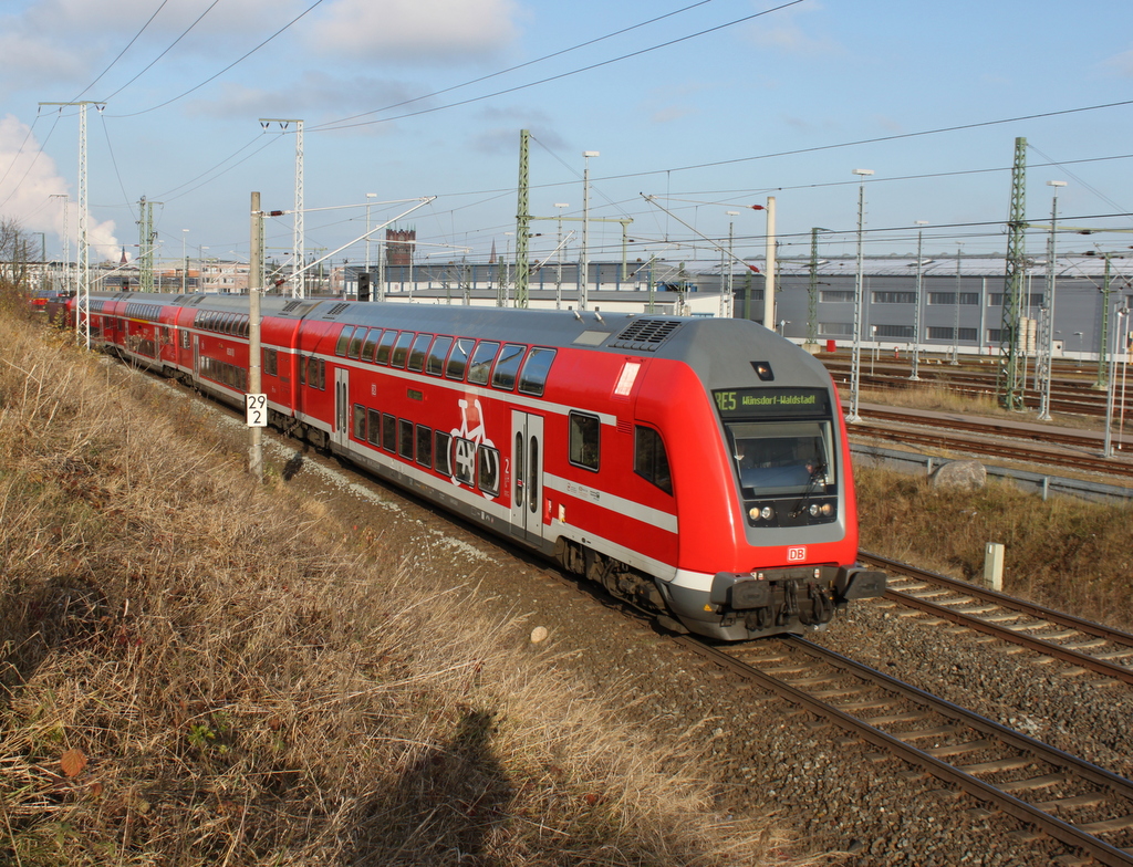 DBpzfa 766.1 als RE 5(4361)von Rostock Hbf nach Wnsdorf-Waldstadt bei der Ausfahrt im Rostocker Hbf.11.11.2016 
