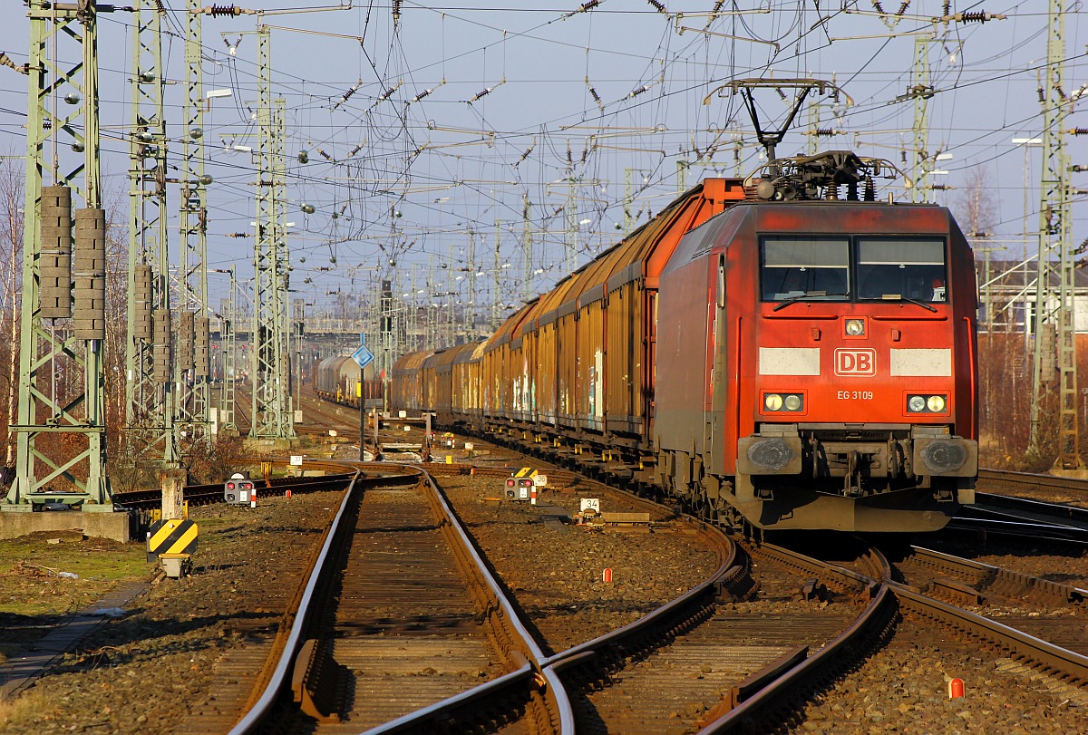 DBS EG 3109 mit laaangem Güterzug durchfährt hier Neumünster am 17.02.2016