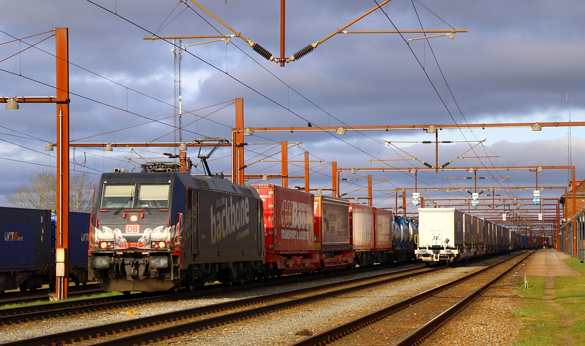 DBSC 185 325-5  Backbone  REV/LD X/25.11.15, Verl/AM9/25.11.23 mit dem Bode KLV aufgenommen im Bhf Pattburg/DK 04.02.2023 I