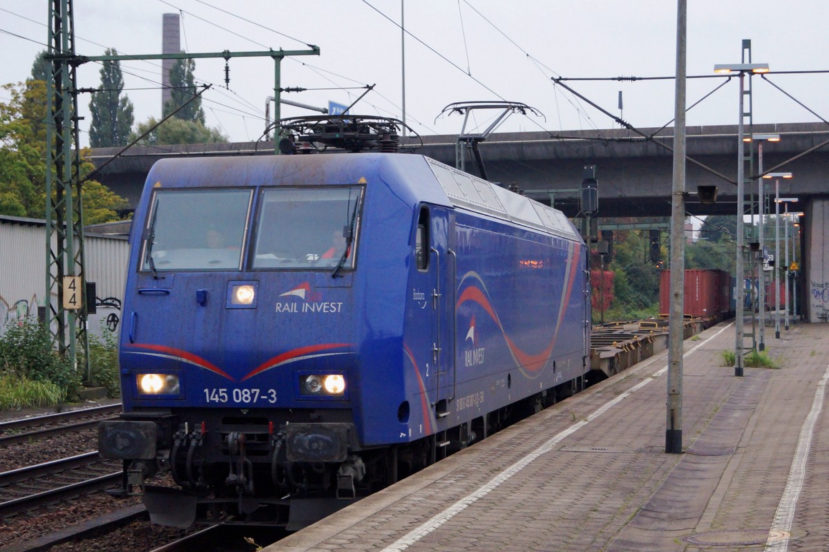 DB/SRI RAIL INVEST: Güterzug mit der 145 087-3 in HAMBURG HARBURG am 14. Oktober 2015.
Foto: Walter Ruetsch