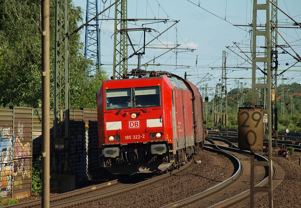 DBS/RSC 185 322-2 rauscht hier mit einem Gz nach Dänemark durch HH-Harburg. 06.03.2011