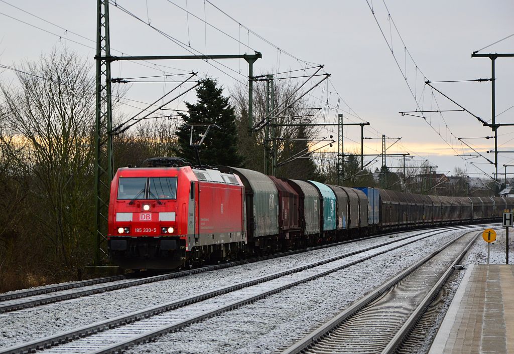 DBS/RSC 185 330-5 rauscht hier mit einem Mischer durch Schleswig. 03.02.2013