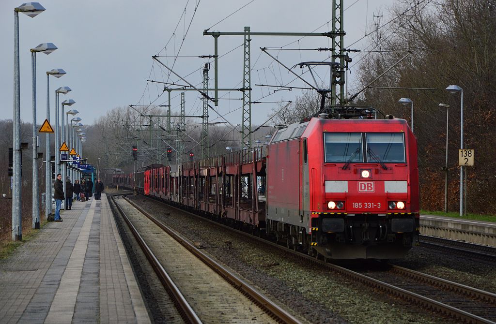 DBS/RSC 185 331-3 mit langem Gz rollt hier langsam durch Schleswig, Grund Überholung eines IC's. Schleswig 01.02.2013